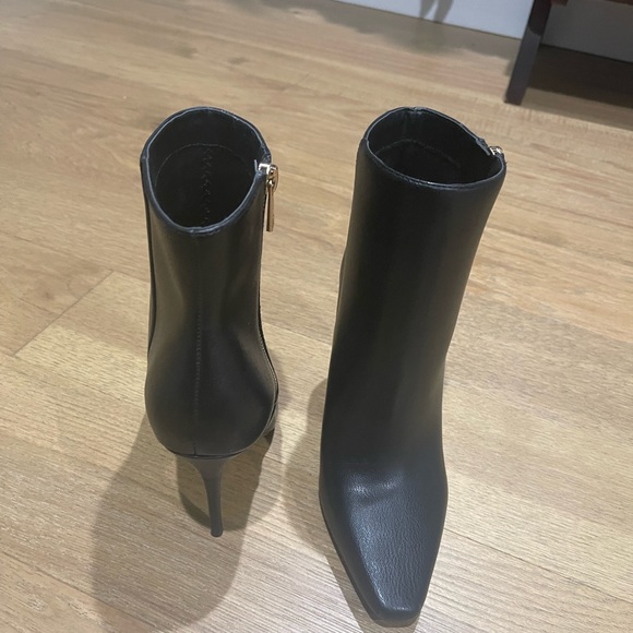 Chelsia Stiletto Bootie
JESSICA SIMPSON - Picture 2 of 6